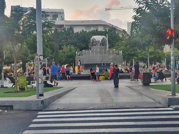 Crowds by the fountain on the rebuilt street-level Dizengoff Square, City Center Tel Aviv