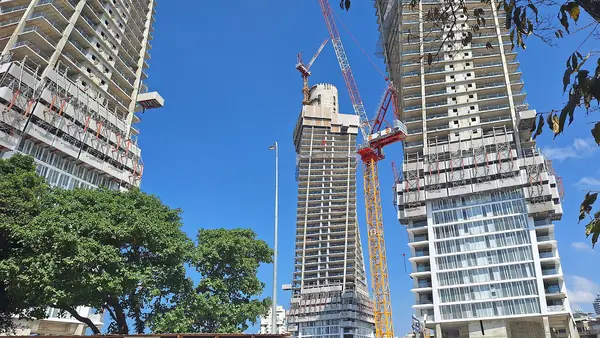 Residential skyscrapers under construction at Kikar HaMedina in the New North, Tel Aviv
